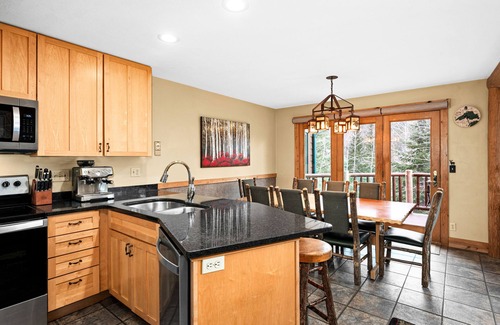 Lutsen Cabina | Moose Mountain Cabin. Ski-in ski-out, five bedrooms, & a wood-burning fireplace!