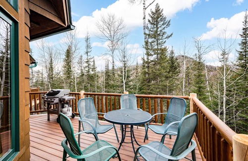 Lutsen Cabina | Moose Mountain Cabin. Ski-in ski-out, five bedrooms, & a wood-burning fireplace!