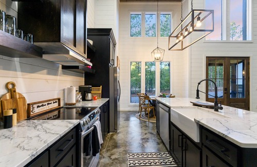 Pickens Cabina | Moosin' Around, Family Cabin, Hot Tub, Firepit, Secluded, Playset