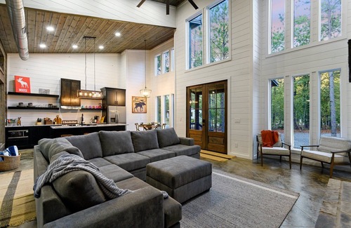 Pickens Cabina | Moosin' Around, Family Cabin, Hot Tub, Firepit, Secluded, Playset