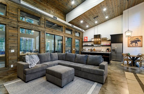 Pickens Cabina | Moosin' Around, Family Cabin, Hot Tub, Firepit, Secluded, Playset