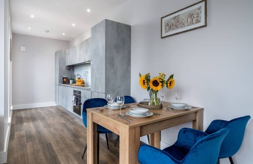 North Finchley Condominio | Morden Apartment- FreeParking, Private Balcony.