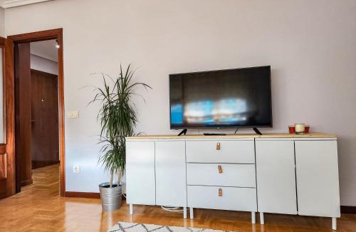 Distrito Oeste Apartamento | Moreda 48 - 2 Hab y 2 Baños - Garaje y Wifi - VUT-4961-AS