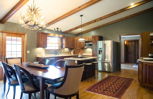 Logan Chalet De Esquí | Amplio 5BR Hocking Hills Lodge con una vista increíble