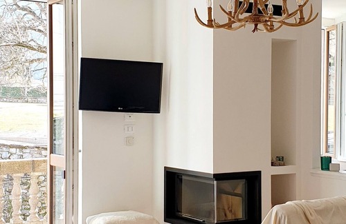 Borno Apartamento | Moren house. Elegant and bright apartment with fireplace and splendid view