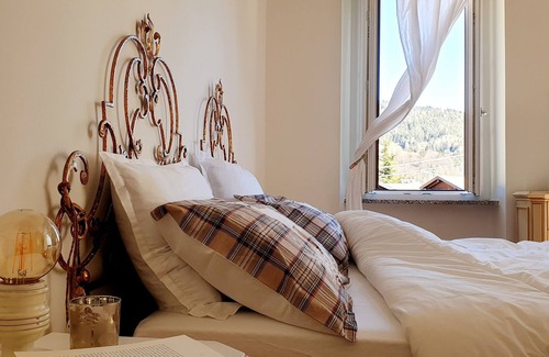 Borno Apartamento | Moren house. Elegant and bright apartment with fireplace and splendid view