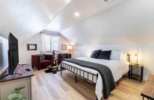Morrison Casa | Morrison Getaway - 2BR House BBQ Free Parking