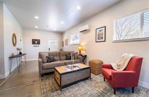 Morrison Casa | Morrison Getaway - 2BR House BBQ Free Parking