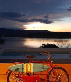 Cassia Casa | @morro.redondo - A casa Azul e seu Pôr do Sol