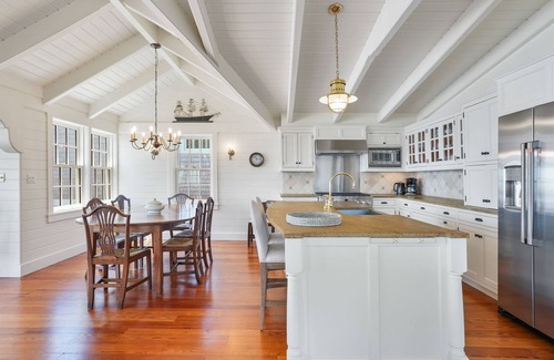 Edgartown Casa | Morse Lighthouse-Waterfront home in Edgartown