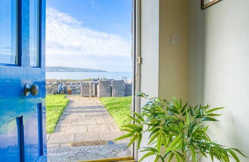 Moelfre Cabaña | Moryn - an on the beach that sleeps 6 guests in 3 bedrooms
