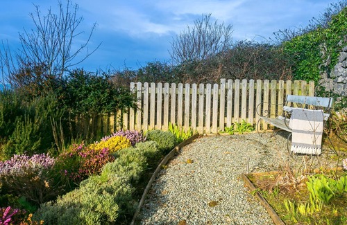 Moelfre Cabaña | Moryn - an on the beach that sleeps 6 guests in 3 bedrooms