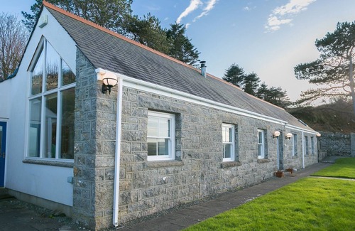 Moelfre Cabaña | Moryn - an on the beach that sleeps 6 guests in 3 bedrooms