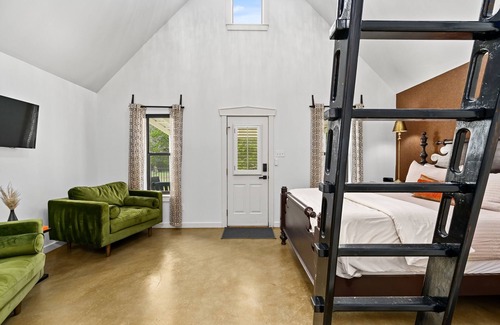 Dripping Springs Cabaña | 'Moss Cottage' - Hill Country Views- Allegro Venue