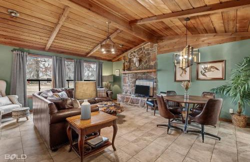 Uncertain Casa | Moss Stone Lodge With Canoes, Caddo Shores Cabins