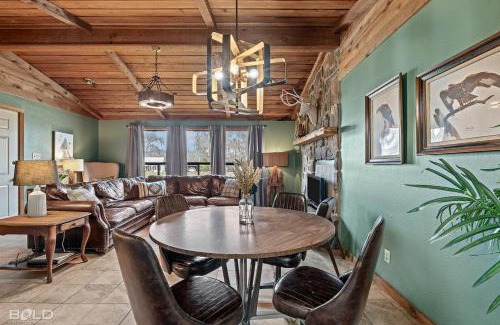 Uncertain Casa | Moss Stone Lodge With Canoes, Caddo Shores Cabins