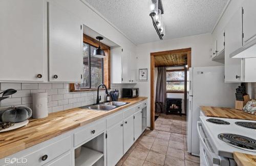 Uncertain Casa | Moss Stone Lodge With Canoes, Caddo Shores Cabins