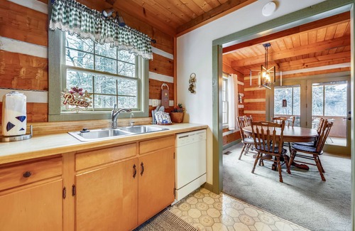 Gatlinburg - Pigeon Forge Cabina | Mossie Oak Cabin 2 Bedroom Cabin by RedAwning