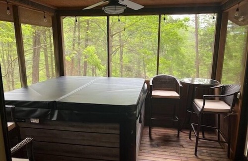 Gatlinburg - Pigeon Forge Cabina | Mossie Oak Cabin 2 Bedroom Cabin by RedAwning