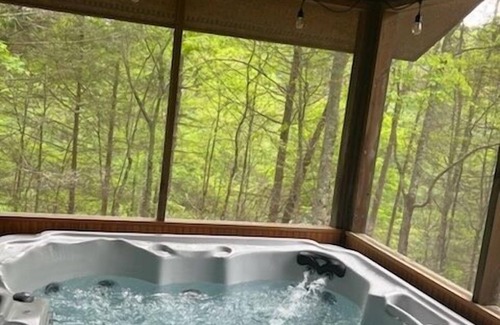 Gatlinburg - Pigeon Forge Cabina | Mossie Oak Cabin 2 Bedroom Cabin by RedAwning