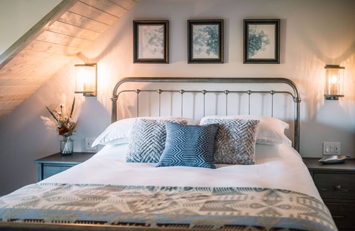 Dysart et al Cabaña | Mossrock Retreat - Stunning New Luxury Cottage & Hot Tub on Redstone Lake