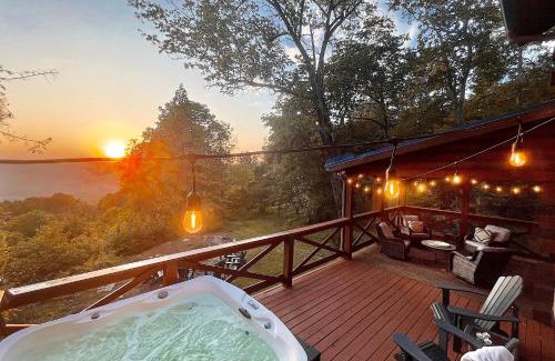 Altamont Casa | Mossy Falls Cabin by Leavetown Vacations
