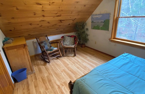 Boothbay Cabina | Mossy Glen Lodge 'Log Cabin' con un arroyo y una hamaca