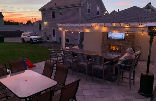 Fifth Ward Casa | Most desirable neighborhood Backyard Patio & Fireplace