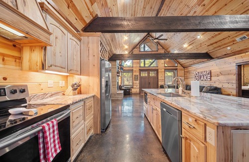 Hochatown Cabina | Most Pet-friendly, fenced backyard, luxury 3BR, near the casino! On 1+ acre!