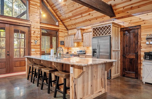 Hochatown Cabina | Most Pet-friendly, fenced backyard, luxury 3BR, near the casino! On 1+ acre!