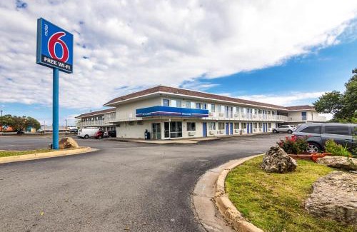 Ardmore Hotel | Motel 6-Ardmore, OK