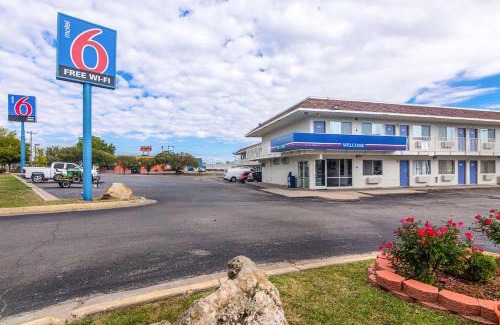 Ardmore Hotel | Motel 6-Ardmore, OK