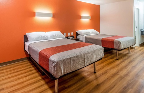 Central Arlington Hotel | Motel 6 Arlington, TX - UTA