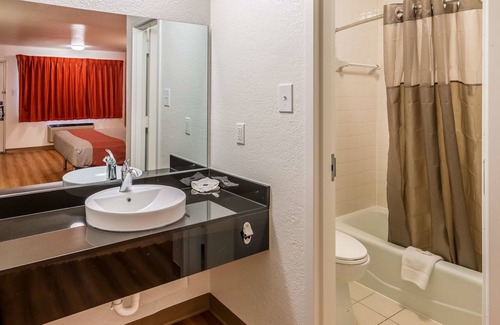 Central Arlington Hotel | Motel 6 Arlington, TX - UTA