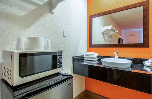 Oildale Hotel | Motel 6 Bakersfield, CA - Airport