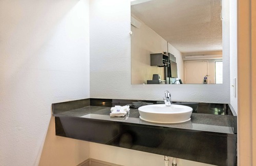 Charlotte Hotel | Motel 6 Charlotte, NC - Coliseum