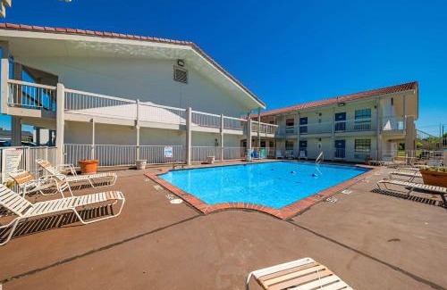 Farmers Branch Hotel | Motel 6-Dallas, TX - Farmers Branch