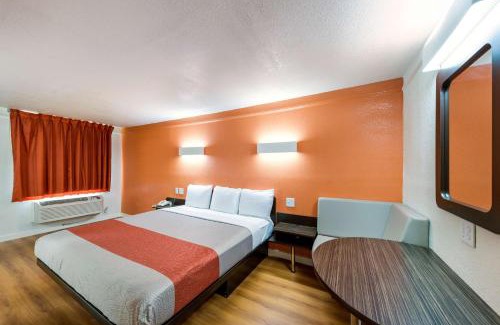 Farmers Branch Hotel | Motel 6-Dallas, TX - Farmers Branch