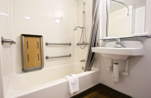 East Brunswick Hotel | Motel 6 East Brunswick, NJ
