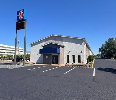 Eau Claire Hotel | Motel 6-Eau Claire, WI