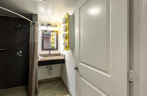 Elizabeth Hotel | Motel 6 Elizabeth, NJ - Newark Liberty Intl Airport