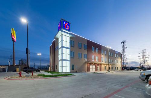 Fossil Creek Hotel | Motel 6 Fort Worth, TX - North - Saginaw