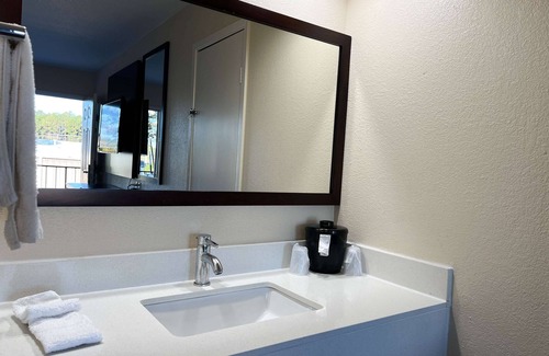 Hattiesburg Hotel | Motel 6 Hattiesburg, MS