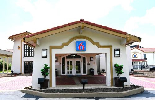 Hazelwood Hotel | Motel 6-Hazelwood, MO