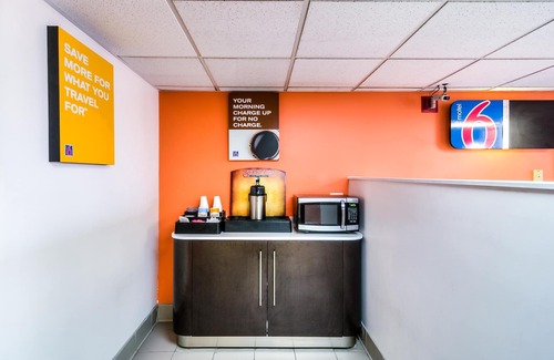 Lansing Hotel | Motel 6 Lansing, IL - Chicago South
