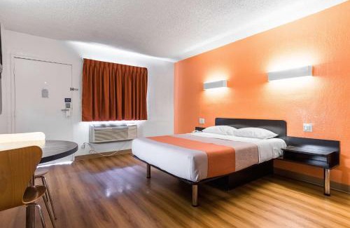 Harbor Hotel | Motel 6-Long Beach, CA - International City