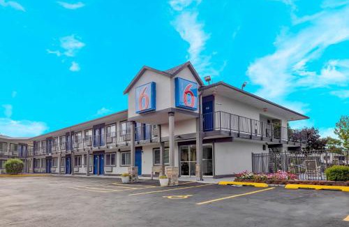 Oshkosh Hotel | Motel 6-Oshkosh, WI