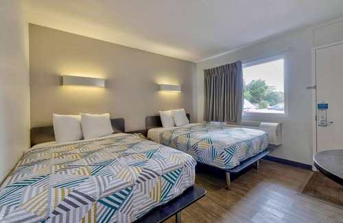 Oshkosh Hotel | Motel 6 Oshkosh, WI