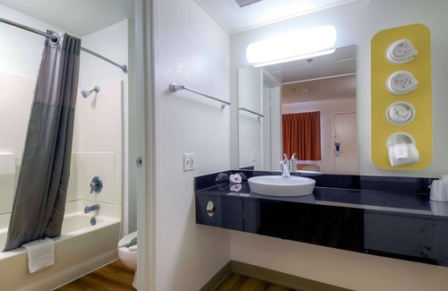 Warm Sands Hotel | Motel 6 Palm Springs, CA - Downtown