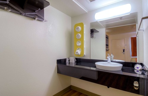 Warm Sands Hotel | Motel 6 Palm Springs, CA - Downtown